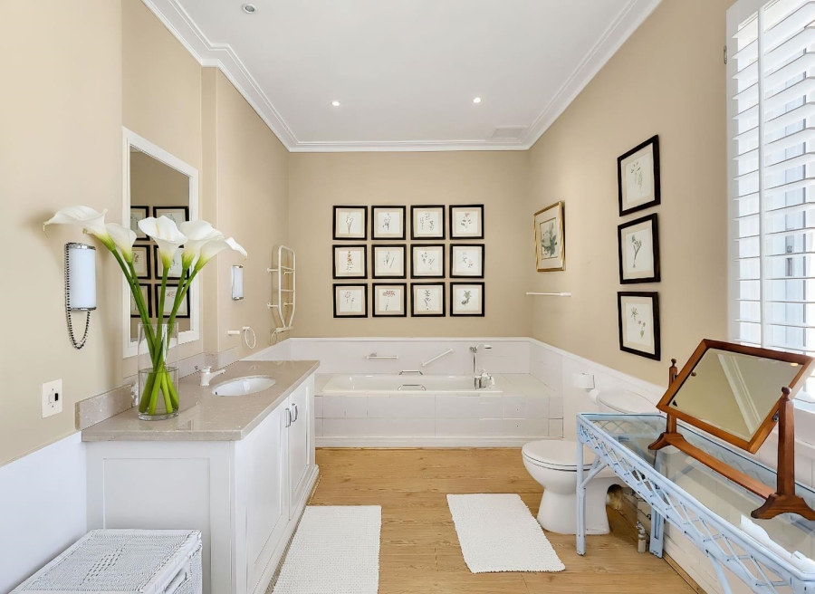 6 Bedroom Property for Sale in Bloubergstrand Western Cape